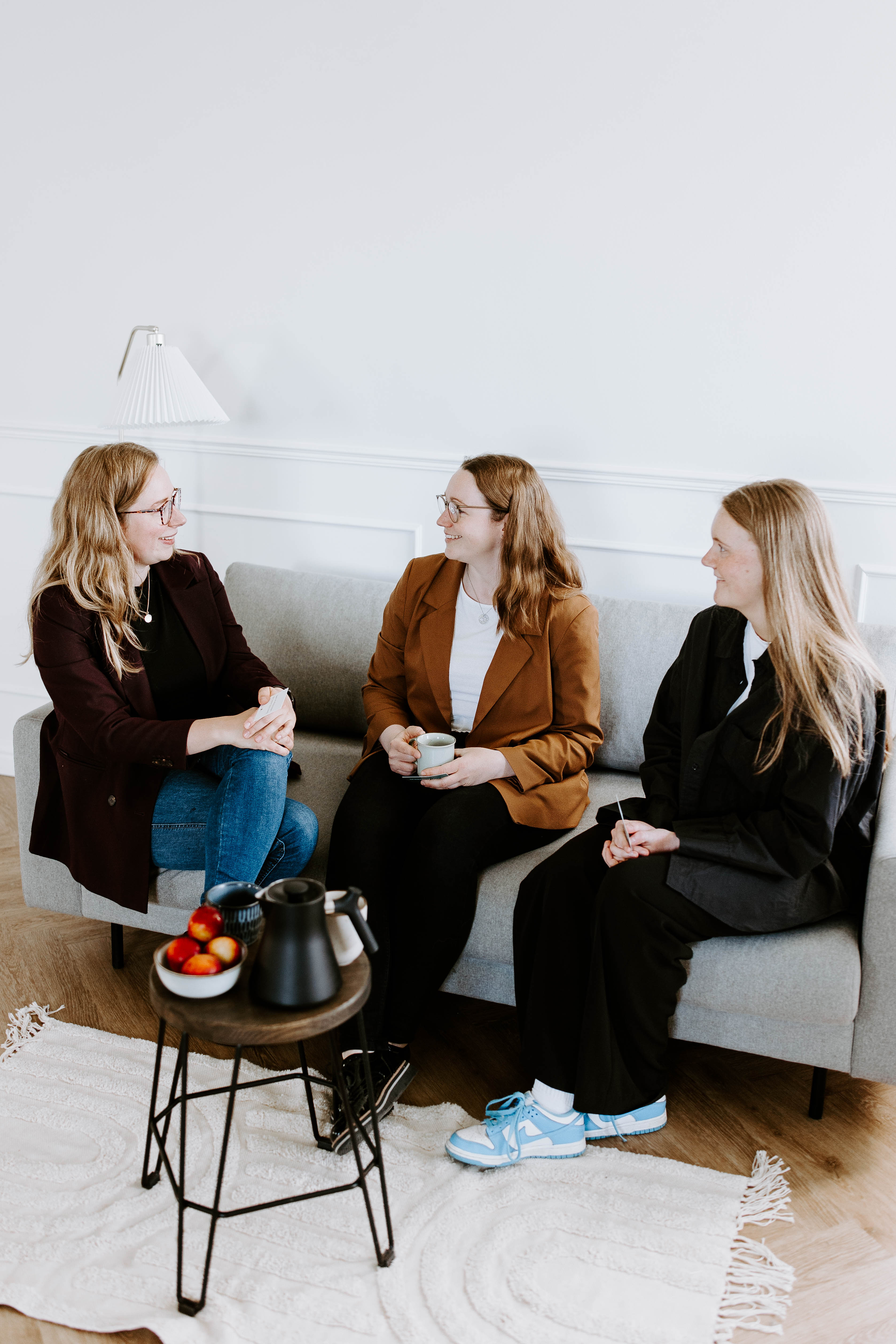 Kvindelig kommunikationskonsulent i samtalte med to personer