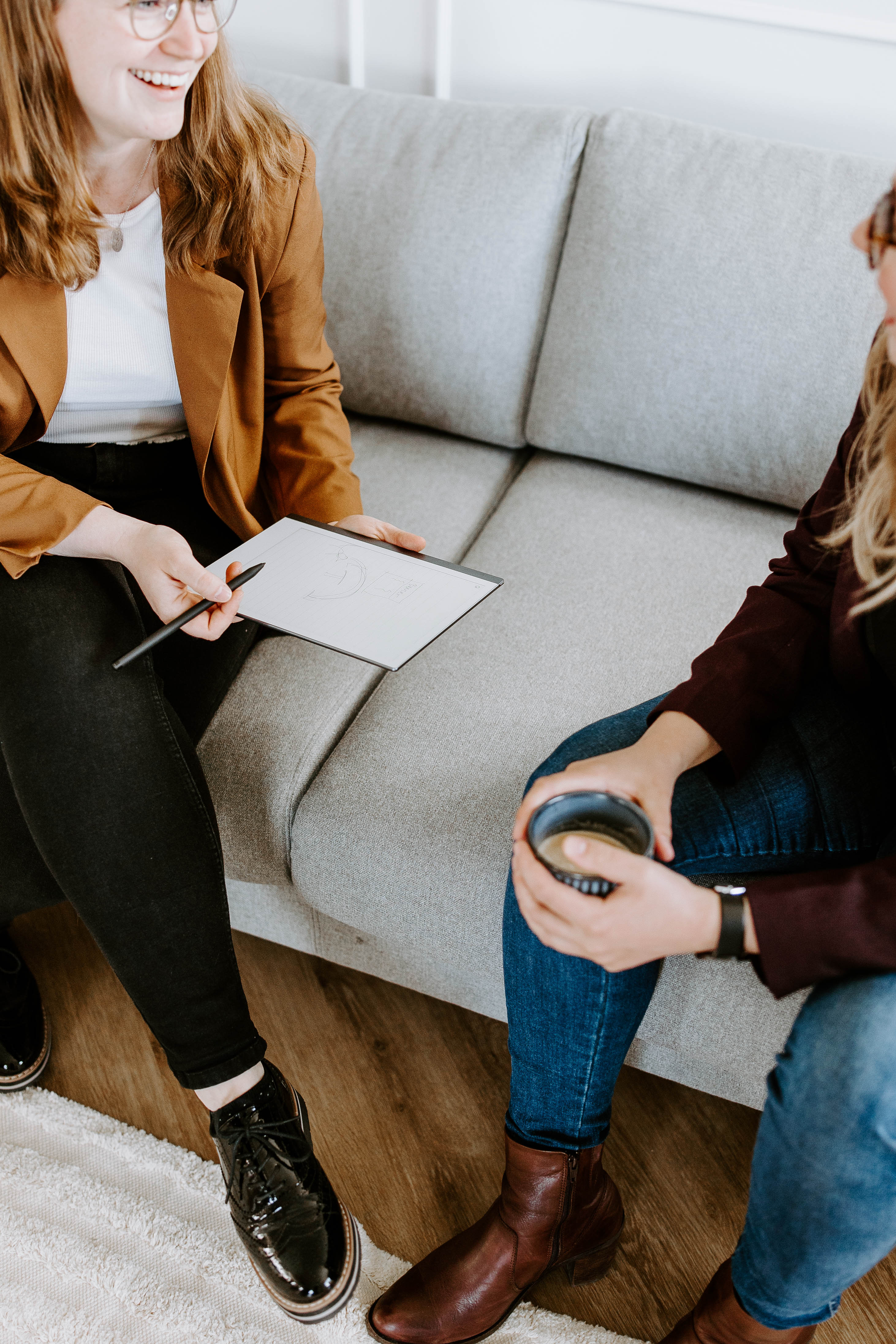 Kvindelig kommunikationskonsulent i samtale